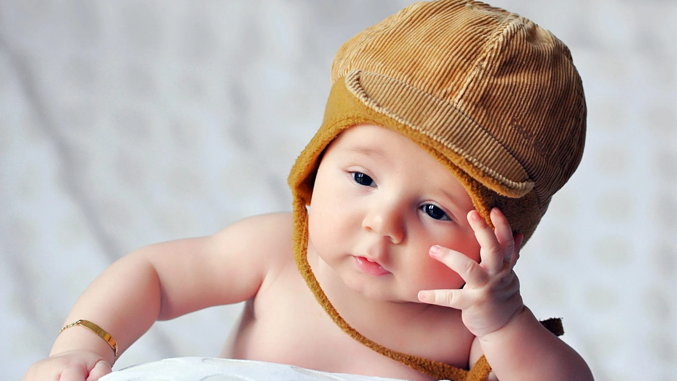 Ảnh em bé đáng yêu đội mũ nhung tăm màu vàng